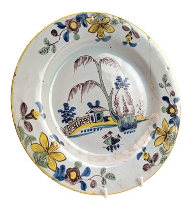 Lot 70 - LATE 18TH CENTURY HAND PAINTED LONDON DELFT WARE PLATE