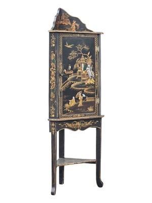 Lot 681 - 20TH CENTURY CHINOISERIES CORNER CABINET
