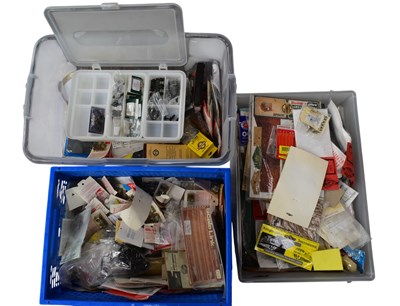 Lot 70 - MODEL RAILWAY - LARGE COLLECTION OF OO GAUGE ACCESSORIES