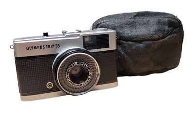Lot 368 - OLYMPUS TRIP 35 LATE 20TH CENTURY FILM CAMERA WITH SOFT CASE