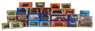 Lot 31 - MODEL RAILWAY - COLLECTION OF OO GAUGE ROLLING STOCK WAGONS