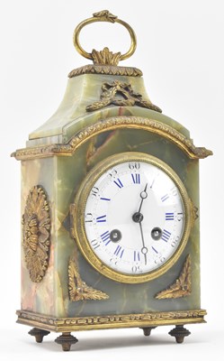 Lot 140 - FRENCH EARLY 20TH CENTURY GREEN ONYX & BRASS MANTEL CLOCK