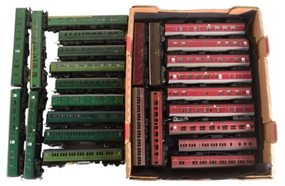 Lot 30 - MODEL RAILWAY - COLLECTION OF OO GAUGE COACHES & CARRIAGES