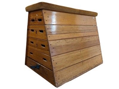 Lot 586 - EARLY 20TH CENTURY SCHOOL VAULTING POMMEL HORSE