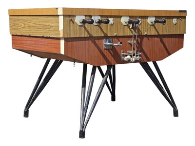 Lot 592 - VINTAGE 20TH CENTURY TABLE FOOTBALL / FOOSBALL TABLE
