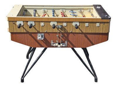 Lot 592 - VINTAGE 20TH CENTURY TABLE FOOTBALL / FOOSBALL TABLE