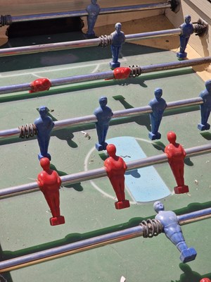 Lot 592 - VINTAGE 20TH CENTURY TABLE FOOTBALL / FOOSBALL TABLE