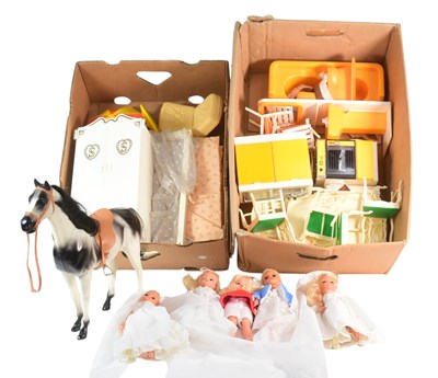 Lot 635 - SINDY - COLLECTION OF VINTAGE SINDY DOLLS WITH FURNITURE & ACCESSORIES