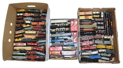 Lot 92 - MODEL RAILWAY - COLLECTION OF OO GAUGE ROLLING STOCK