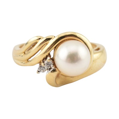 Lot 272 - 14CT GOLD PEARL & DIAMOND RING