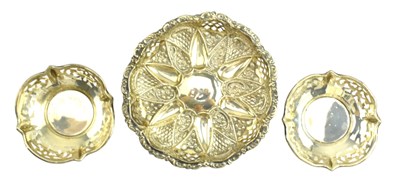 Lot 66 - A HALLMARKED SILVER BON BON DISH & TWO SILVER TRINKET DISHES