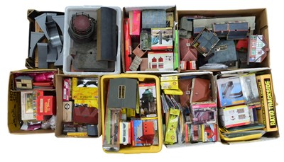 Lot 90 - MODEL RAILWAY - LARGE COLLECTION OF TRACKSIDE ACCESSORIES