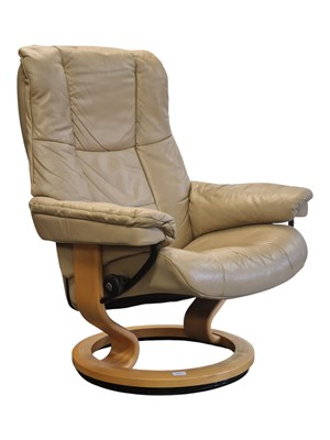 Lot 565 - EKORNES - VINTAGE STRESSLESS SWIVEL ARMCHAIR