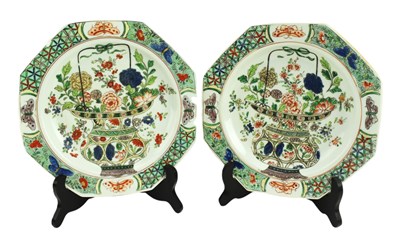 Lot 91 - PAIR OF 19TH CENTURY FAMILLE VERT CHARGERS 19世纪五彩盘一对