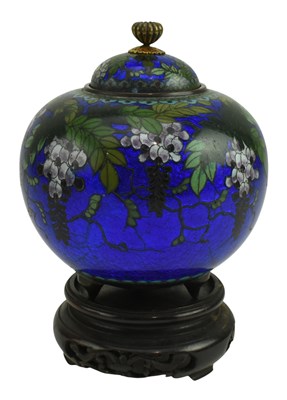 Lot 129 - 20TH CENTURY JAPANESE CLOISONNE ENAMELED LIDDED JAR 20世纪日本景泰蓝盖罐