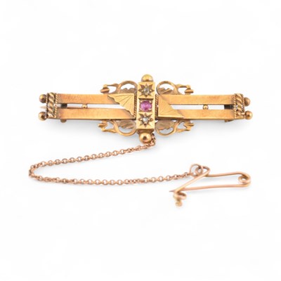 Lot 165 - HALLMARKED EARLY 20TH CENTURY 15CT GOLD RUBY & DIAMOND BROOCH