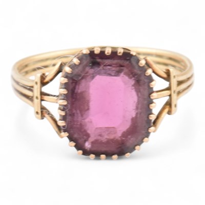 Lot 146 - 19TH CENTURY GOLD & GARNET RING