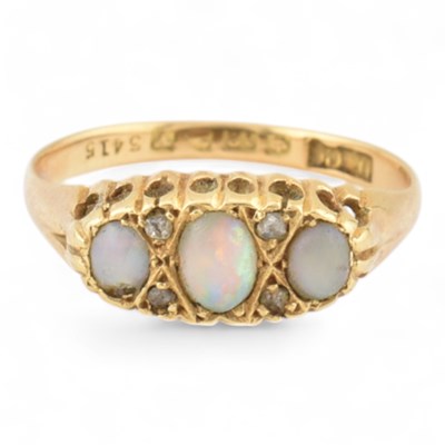 Lot 150 - EDWARDIAN HALLMARKED 18CT GOLD & THREE STONE OPAL RING