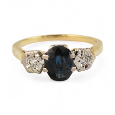 Lot 275 - GOOD SAPPHIRE & SAPPHIRE & DIAMOND THREE STONE RING