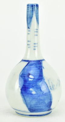 Lot 17 - QING DYNASTY BLUE AND WHITE SNUFF BOTTLE 清 青花鼻烟壶