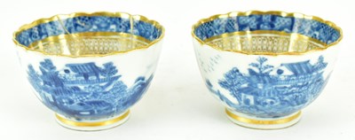 Lot 164 - PAIR OF QING QIANLONG PERIOD BLUE AND WHITE CUPS 清 乾隆青花杯一对