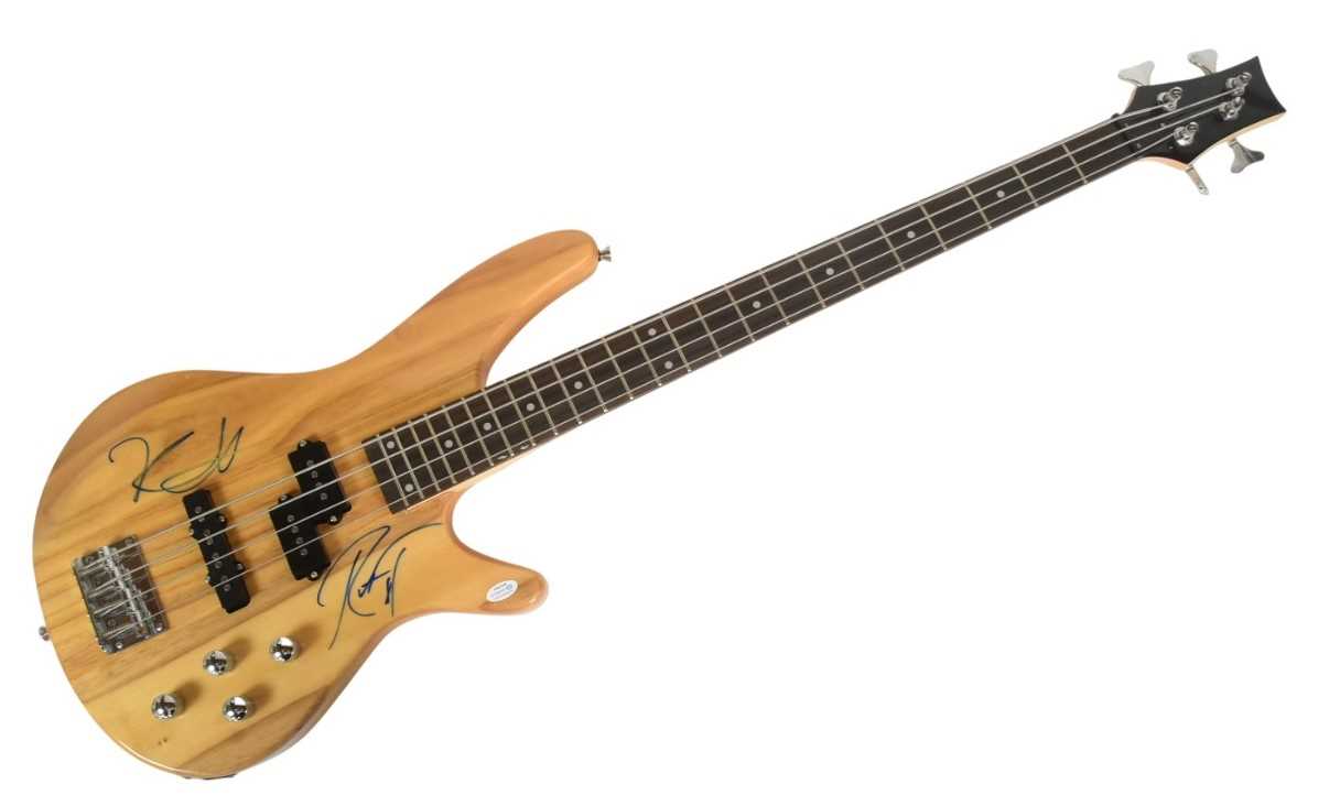 Lot 175 - METALLICA (BAND) - DUAL AUTOGRAPHED BASS GUITAR - ACOA