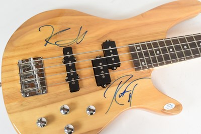 Lot 175 - METALLICA (BAND) - DUAL AUTOGRAPHED BASS GUITAR - ACOA
