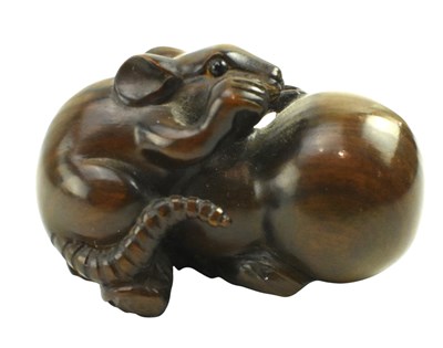 Lot 141 - 2OTH CENTURY JAPANESE WOOD NETSUKE OF A RAT ON A GOURD 日本二十世纪根付老鼠和葫芦
