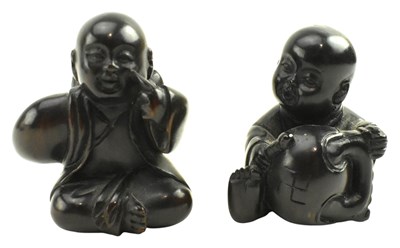 Lot 153 - TWO 20TH CENTURY JAPANESE WOOD NETSUKE OF TWO YOUNG MONKS 日本 木根付小和尚一组