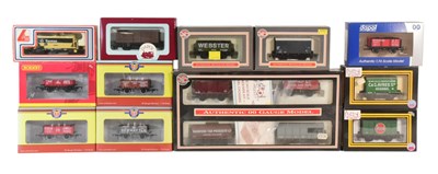 Lot 22 - MODEL RAILWAY - ASSORTED OO GAUGE ROLLING STOCK WAGONS