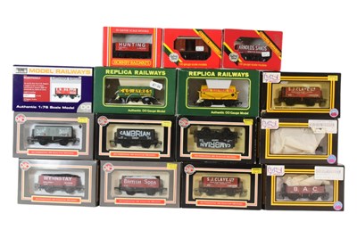 Lot 44 - MODEL RAILWAY - ASSORTED OO GAUGE ROLLING STOCK WAGONS