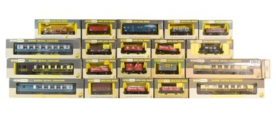 Lot 26 - MODEL RAILWAY - COLLECTION OF OO GAUGE ROLLING STOCK WAGONS