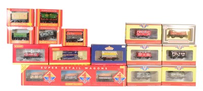 Lot 65 - MODEL RAILWAY - HORNBY & OXFORD RAIL, OO GAUGE ROLLING STOCK TRACKSIDE