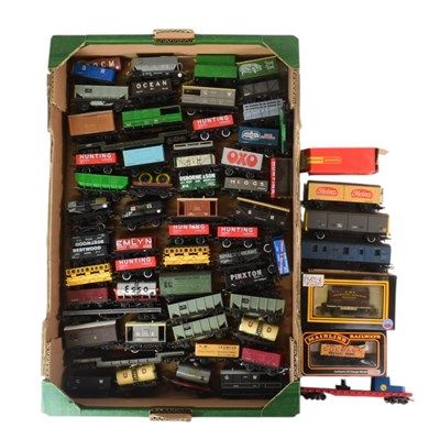 Lot 32 - MODEL RAILWAY - ASSORTED OO GAUGE ROLLING STOCK