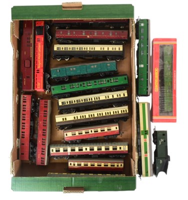 Lot 99 - MODEL RAILWAY - COLLECTION OF OO GAUGE CARRIAGES