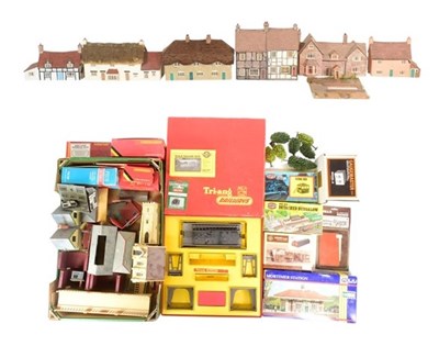 Lot 21 - MODEL RAILWAY - COLLECTION OF TRACKSIDE BUILDINGS & ACCESSORIES