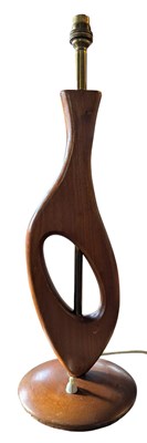 Lot 386 - RETRO MID CENTURY TEAK WOOD ABSTRACT DESK TABLE LAMP