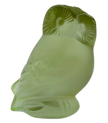 Lot 136 - LALIQUE - VINTAGE FRENCH FROSTED GLASS PAPERWEIGHT FIGURINE OF AN OWL IN YELLOW