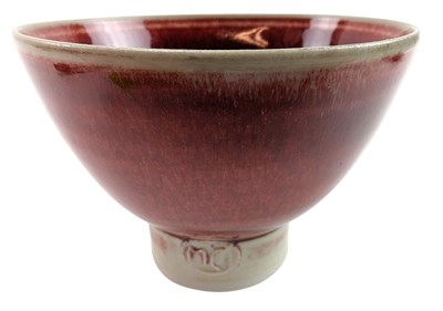 Lot 193 - EDDIE & MARGARET CURTIS - STUDIO POTTERY SMALL FOOTED BOWL IN SANG DE BOUEF GLAZE