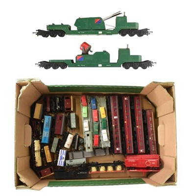 Lot 86 - MODEL RAILWAY - ASSORTED OO GAUGE ROLLING STOCK