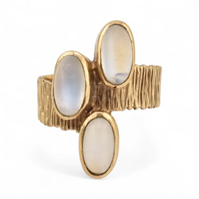 Lot 180 - 1970S HALLMARKED 9CT GOLD & MOONSTONE RING