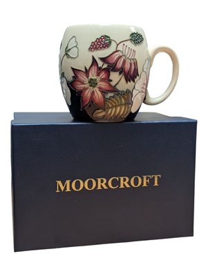 Lot 8 - MOORCROFT POTTERY - MODERN HAND MADE BRAMBLE MUG / CUP