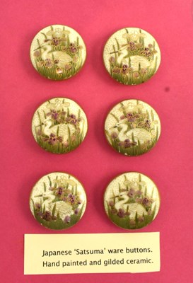 Lot 183 - SET OF SIX 20TH CENTURY JAPANESE SATSUMA BUTTONS 20世纪日本摩萨烧纽扣一组