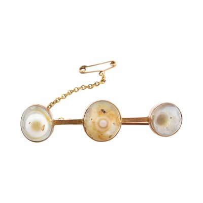 Lot 174 - LATE VICTORIAN ROSE GOLD & AGATE THREE-STONE BROOCH PIN