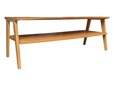 Lot 835 - CONTEMPORARY OAK FURNITURE LAND MANNER LONG JOHN TABLE