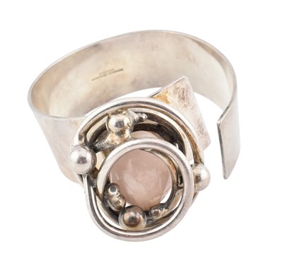 Lot 123 - DANISH 1960S SIGNED WIGGERS MODERNIST BANGLE