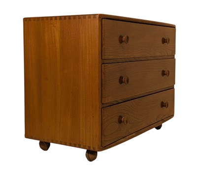 Lot 80 - ERCOL - MODEL 412 - MID CENTURY ELM CHEST OF DRAWERS
