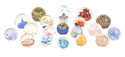 Lot 77 - COLLECTION OF VINTAGE GLASS PAPERWEIGHTS INC MDINA