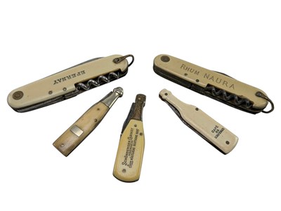Lot 98 - FIVE VINTAGE 20TH CENTURY ADVERTISING IVORINE / BAKELITE PENKNIVES & CORKSCREWS, THREE BOTTLES