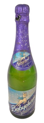 Lot 64 - 1970S VINTAGE BOTTLE OF BABYCHAM WITH FIVE BRANDED GLASSES